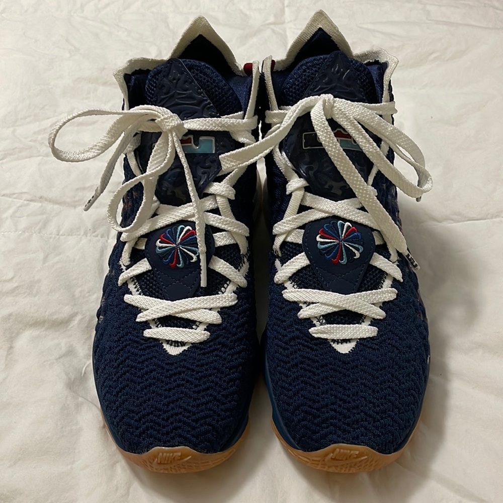 Nike LeBron 17 UConn 2020 Basketball Shoes Sz 7.5 Men / 9 Women New